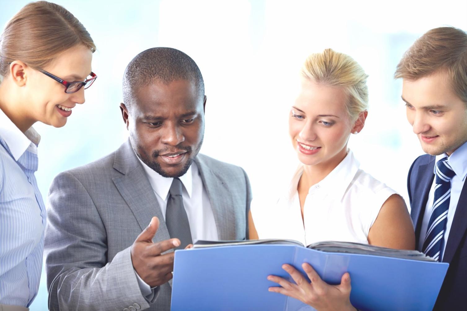 Budgetplanungsunterlagen mit Grafiken und Kennzahlen auf einem Schreibtisch